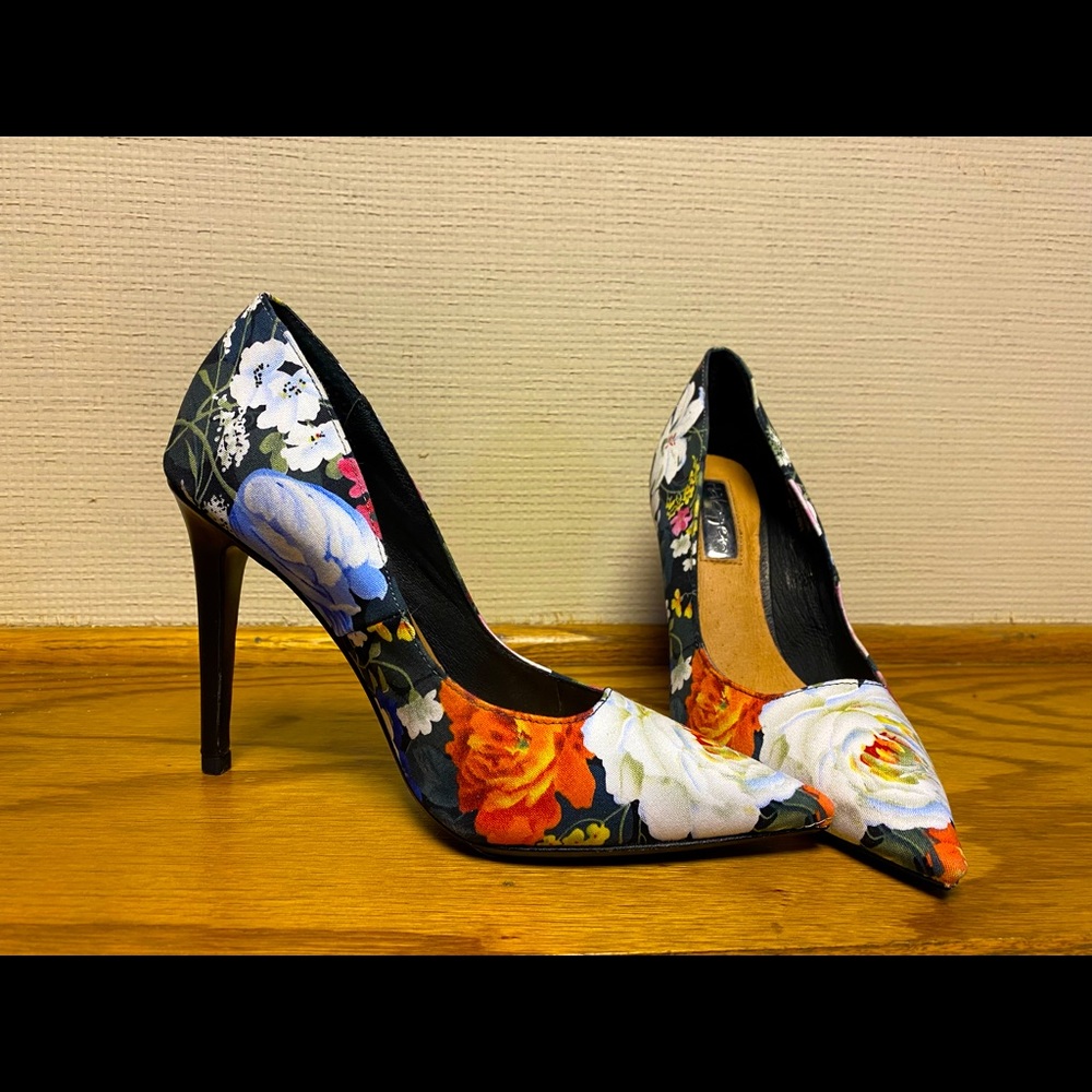 Size 4 women’s floral halogen heel
